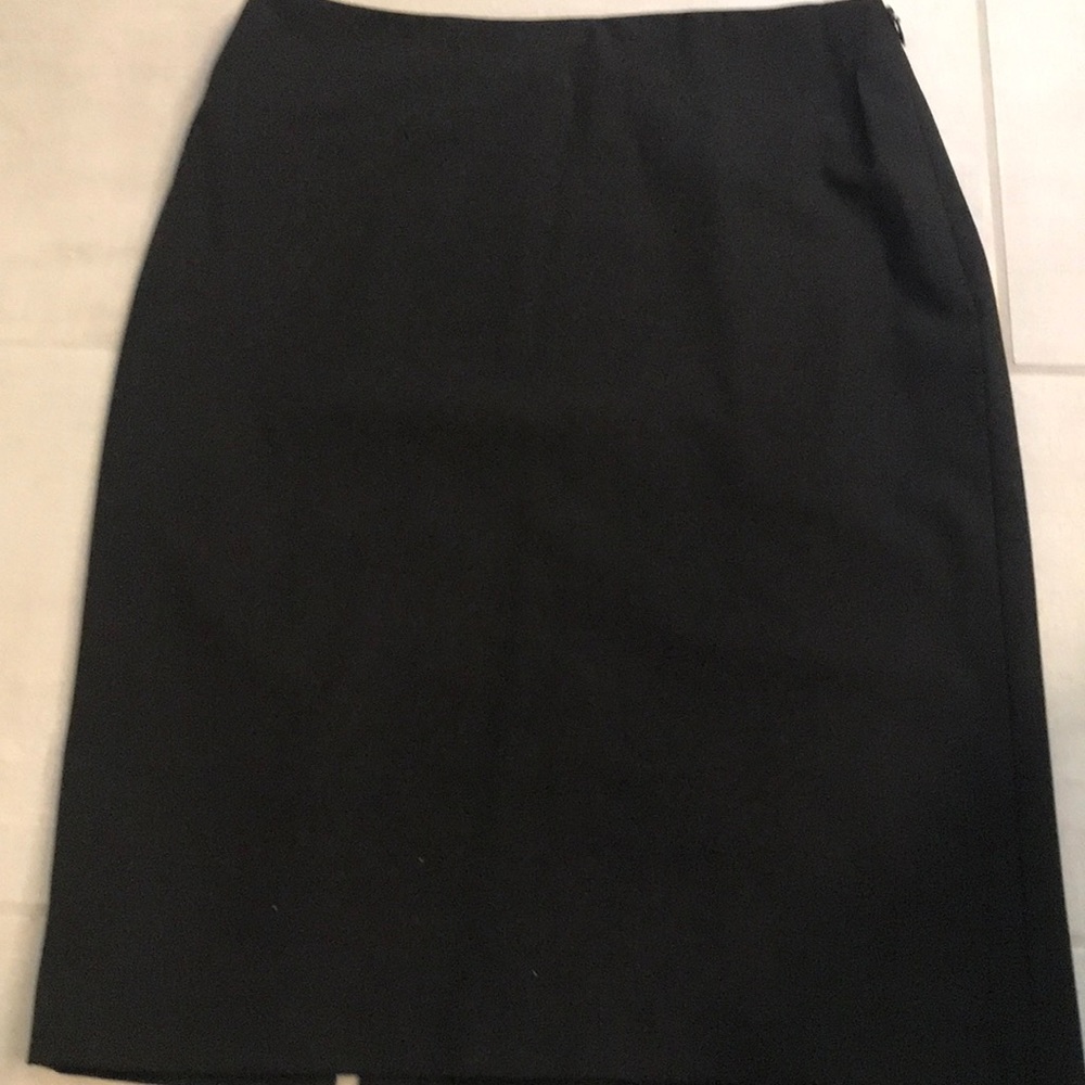 Ann Taylor Black year round Wool Skirt. Size 6